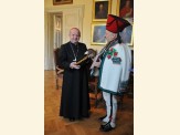 Rektor Hodorowicz podczas uroczystego wręczenia Czapki Akademckiej PPWSZ Kardynałowi Dziwiszowi XII'09