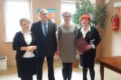Wsp&oacute;lne zdjęcie z promotorem dr n med Bogusławem Kopp
