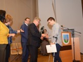 Senator Jan Hamerski wręcza nagrodę laureatowi konkursu 