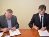 Akt porozumienia sygnowali JM Rektor Podhalańskiej Państwowej Wyższej Szkoły Zawodowej w Nowym Targu dr hab. Stanisław Gulak, prof. nadzw. oraz Prezes Tatrzańskiego Związku Narciarstwa Andrzej Kozak.